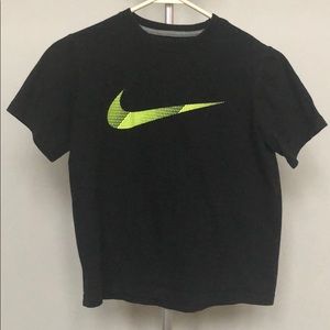 Nike Boys Black T-Shirt with Yellow Swish Size Medium